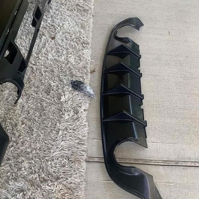 HellCat SRT Rear Carbon Bumper - Image 3